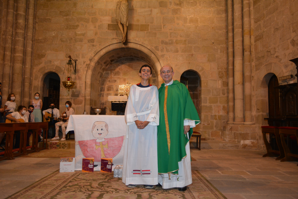 Retrato del párroco acompañado por Sergio, el monaguillo