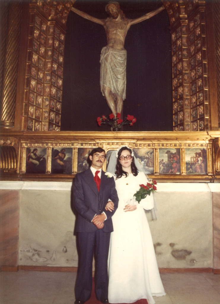 Fotografía de recién casados frente al retablo mayor de San Vicente, antes de 1979. Se aprecia que el retablo donde ahora está San Vicente Mártir estaba antes como retablo mayor, y albergaba en su interior la imagen del Cristo gótico