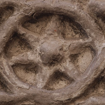 Estrella de seis puntas en una de las cenefas de las diversas arquivoltas que posee el arco de entrada a la parroquia de San Vicente
