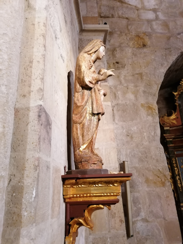 La Virgen con Niño que antes presidía la pila bautismal, en su nuevo emplazamiento